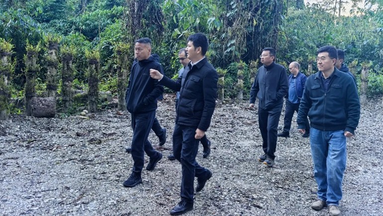 林芝市人民政府副市長王啟展一行蒞臨墨脫奇正石斛種植基地考察指導